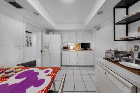 Condo in Sunny Isles Beach, Florida, 2 bedrooms  № 1812359 - photo 19