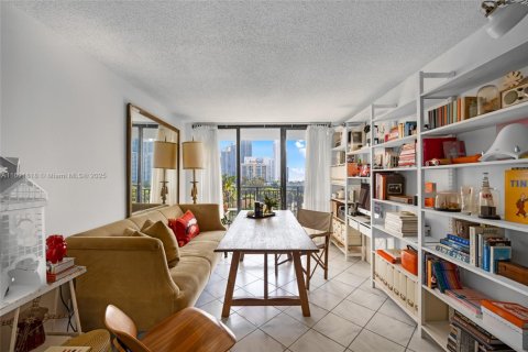 Condo in Sunny Isles Beach, Florida, 2 bedrooms  № 1812359 - photo 10