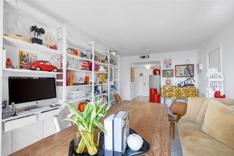 Condo in Sunny Isles Beach, Florida, 2 bedrooms  № 1812359 - photo 25