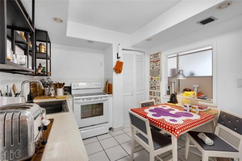 Condo in Sunny Isles Beach, Florida, 2 bedrooms  № 1812359 - photo 18