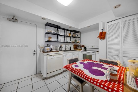 Condo in Sunny Isles Beach, Florida, 2 bedrooms  № 1812359 - photo 17