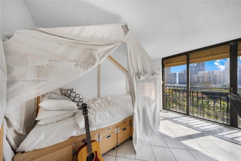 Condo in Sunny Isles Beach, Florida, 2 bedrooms  № 1812359 - photo 27