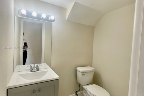 Casa en alquiler en Miami, Florida, 4 dormitorios, 151.8 m2 № 2026048 - foto 11