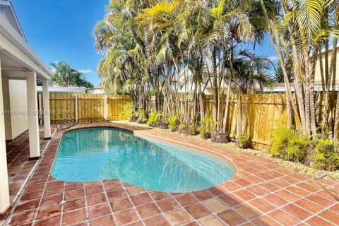 Casa en alquiler en Miami, Florida, 4 dormitorios, 151.8 m2 № 2026048 - foto 16