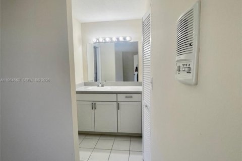 Casa en alquiler en Miami, Florida, 4 dormitorios, 151.8 m2 № 2026048 - foto 24