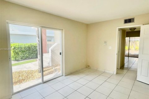 Casa en alquiler en Miami, Florida, 4 dormitorios, 151.8 m2 № 2026048 - foto 13