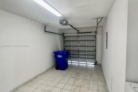 Casa en alquiler en Miami, Florida, 4 dormitorios, 151.8 m2 № 2026048 - foto 21