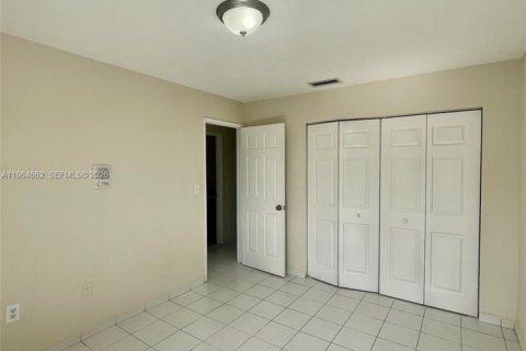 Casa en alquiler en Miami, Florida, 4 dormitorios, 151.8 m2 № 2026048 - foto 29