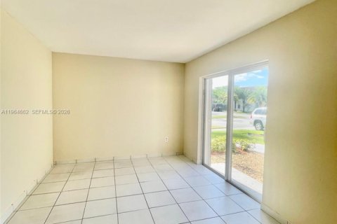 Casa en alquiler en Miami, Florida, 4 dormitorios, 151.8 m2 № 2026048 - foto 12