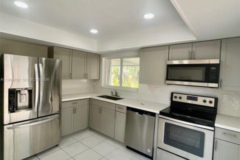 Casa en alquiler en Miami, Florida, 4 dormitorios, 151.8 m2 № 2026048 - foto 9