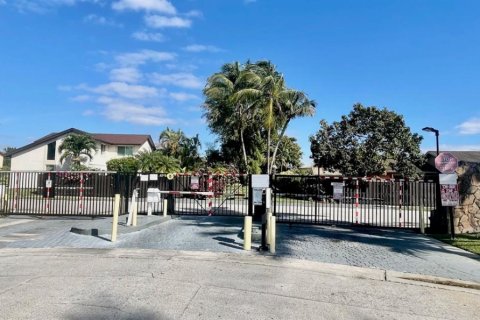 Casa en alquiler en Miami, Florida, 4 dormitorios, 151.8 m2 № 2026048 - foto 3