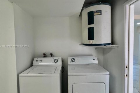 Casa en alquiler en Miami, Florida, 4 dormitorios, 151.8 m2 № 2026048 - foto 20