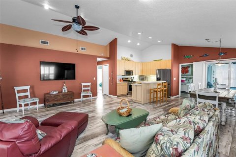 House in Palm Harbor, Florida 3 bedrooms, 128.76 sq.m. № 1883732 - photo 12