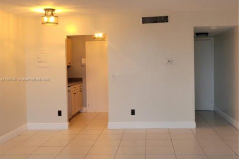 Condo in North Miami, Florida, 2 bedrooms  № 1963655 - photo 7