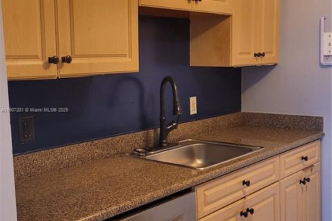 Condo in North Miami, Florida, 2 bedrooms  № 1963655 - photo 4