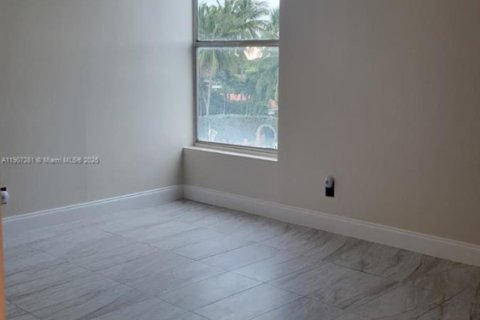 Condo in North Miami, Florida, 2 bedrooms  № 1963655 - photo 8