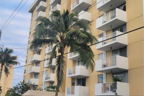 Condo in North Miami, Florida, 2 bedrooms  № 1963655 - photo 2