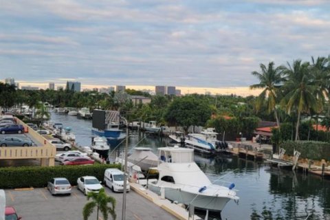 Condo in North Miami, Florida, 2 bedrooms  № 1963655 - photo 18