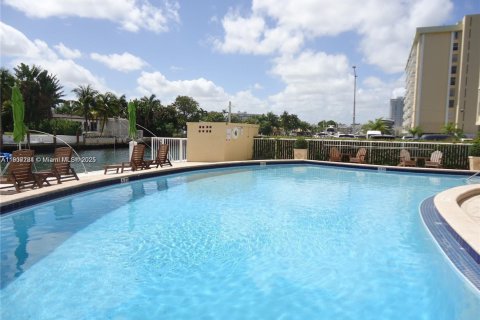 Condo in North Miami, Florida, 2 bedrooms  № 1963655 - photo 16