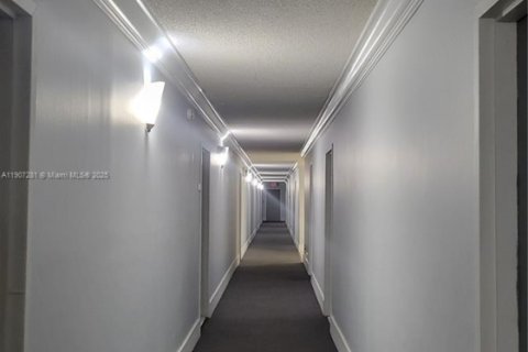 Condo in North Miami, Florida, 2 bedrooms  № 1963655 - photo 13
