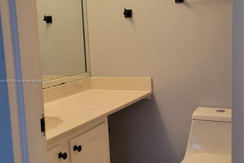 Condo in North Miami, Florida, 2 bedrooms  № 1963655 - photo 11