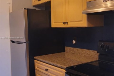 Condo in North Miami, Florida, 2 bedrooms  № 1963655 - photo 5
