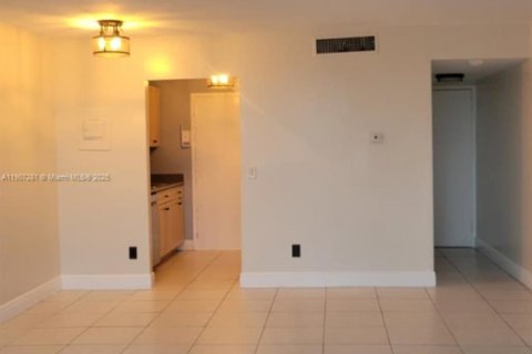 Condo in North Miami, Florida, 2 bedrooms  № 1963655 - photo 6