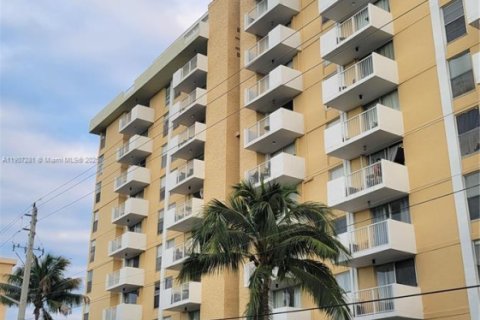 Condo in North Miami, Florida, 2 bedrooms  № 1963655 - photo 3