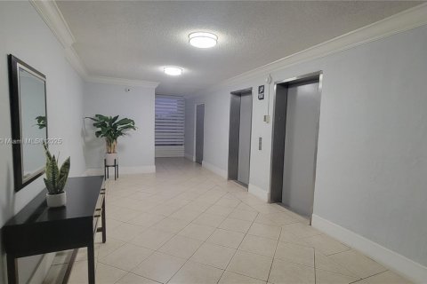 Condo in North Miami, Florida, 2 bedrooms  № 1963655 - photo 12