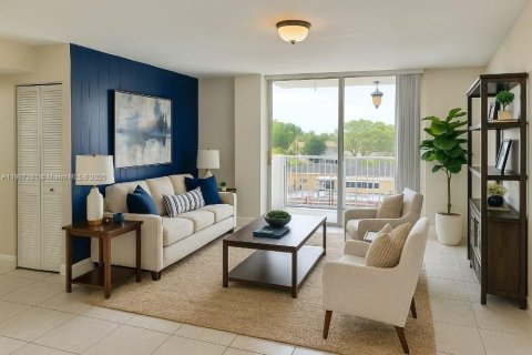 Condo in North Miami, Florida, 2 bedrooms  № 1963655 - photo 1
