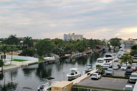 Condo in North Miami, Florida, 2 bedrooms  № 1963655 - photo 19