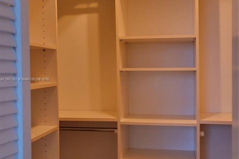 Condo in North Miami, Florida, 2 bedrooms  № 1963655 - photo 10