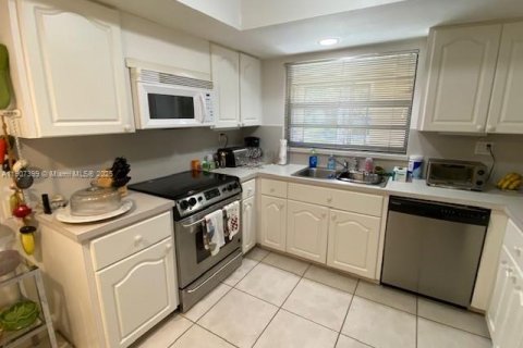 Villa ou maison à louer à Miami, Floride: 3 chambres, 129.69 m2 № 1965682 - photo 5