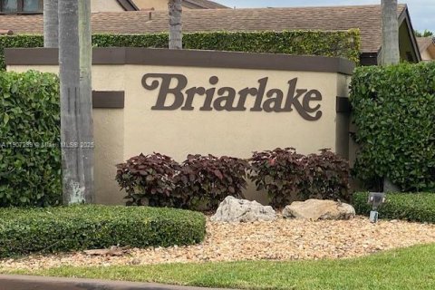 Villa ou maison à louer à Miami, Floride: 3 chambres, 129.69 m2 № 1965682 - photo 1