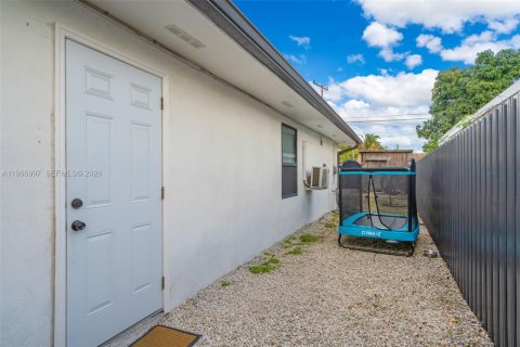 House in Hollywood, Florida 4 bedrooms, 133.13 sq.m. № 2030475 - photo 13