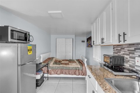 House in Hollywood, Florida 4 bedrooms, 133.13 sq.m. № 2030475 - photo 11