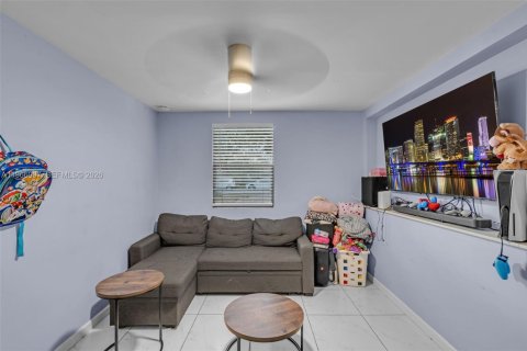 House in Hollywood, Florida 4 bedrooms, 133.13 sq.m. № 2030475 - photo 14