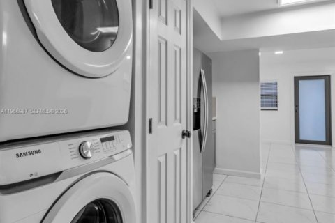 House in Hollywood, Florida 4 bedrooms, 133.13 sq.m. № 2030475 - photo 10