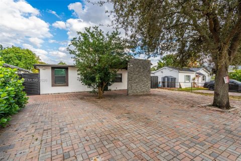 House in Hollywood, Florida 4 bedrooms, 133.13 sq.m. № 2030475 - photo 2