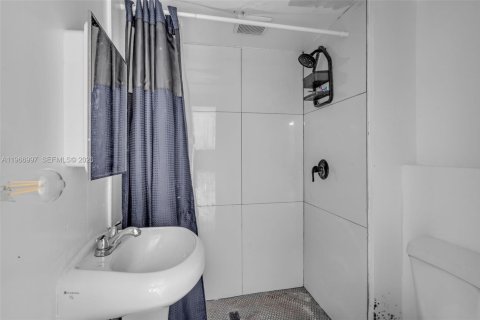 House in Hollywood, Florida 4 bedrooms, 133.13 sq.m. № 2030475 - photo 12