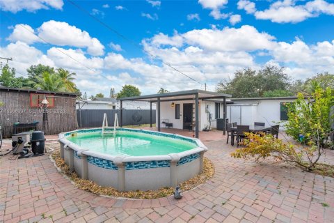 House in Hollywood, Florida 4 bedrooms, 133.13 sq.m. № 2030475 - photo 18