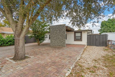 House in Hollywood, Florida 4 bedrooms, 133.13 sq.m. № 2030475 - photo 3