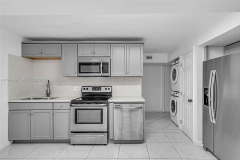 House in Hollywood, Florida 4 bedrooms, 133.13 sq.m. № 2030475 - photo 8