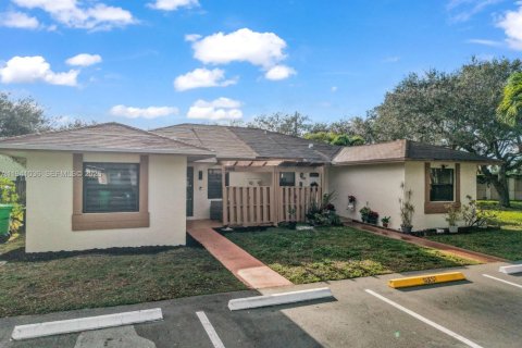 Дом в Санрайз, Флорида 3 спальни, 103.86м2 № 1998526