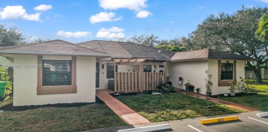 Дом в Санрайз, Флорида 3 спальни, 103.86м2 № 1998526