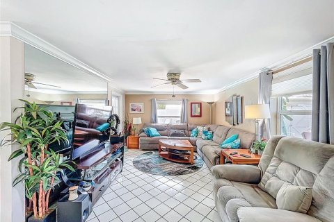 House in Tampa, Florida 4 bedrooms, 186.92 sq.m. № 1785540 - photo 8