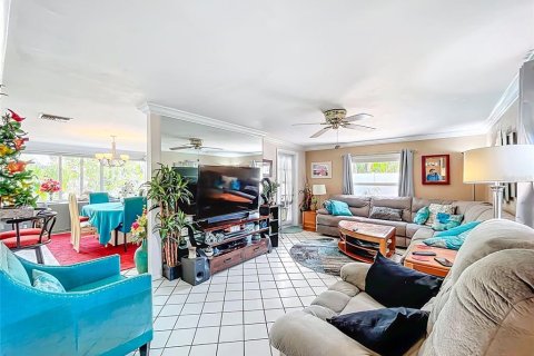 House in Tampa, Florida 4 bedrooms, 186.92 sq.m. № 1785540 - photo 9