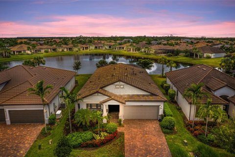 House in Bradenton, Florida 2 bedrooms, 189.71 sq.m. № 1873875 - photo 1