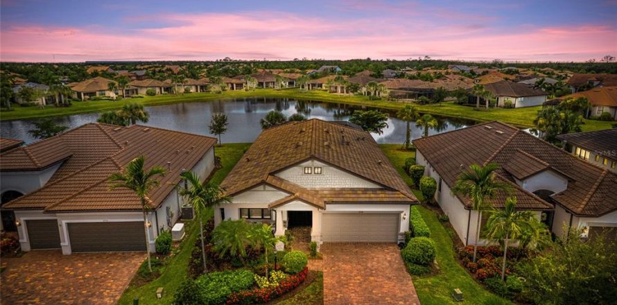 House in Bradenton, Florida 2 bedrooms, 189.71 sq.m. № 1873875