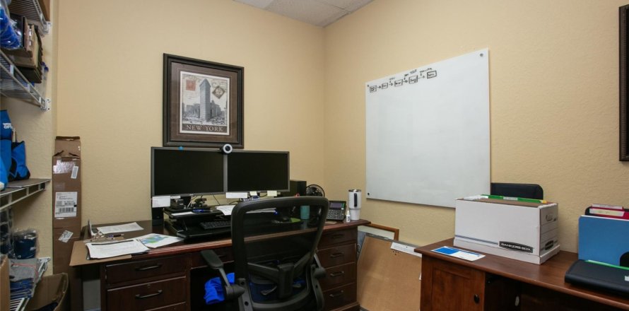 Commercial property in Plantation, Florida № 950152